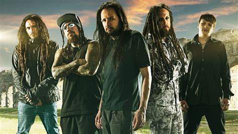 How many members of Korn are there? Who is Korn lead singer?