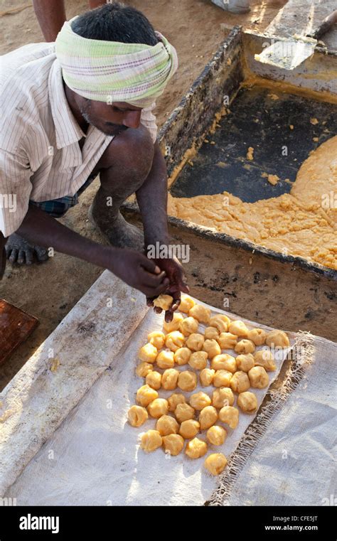 Indian jaggery production hi-res stock photography and images - Alamy