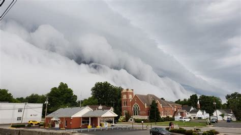 Beautiful and terrifying: Apocalyptic cloud engulfs Anna, Illinois