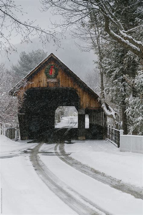 «Covered Bridge Woodstock Vermont In Winter Wreath Travel Snow Storm» del colaborador de Stocksy ...