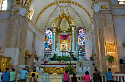 Quiapo altar | Inside the Quiapo church. I was able to take … | Flickr