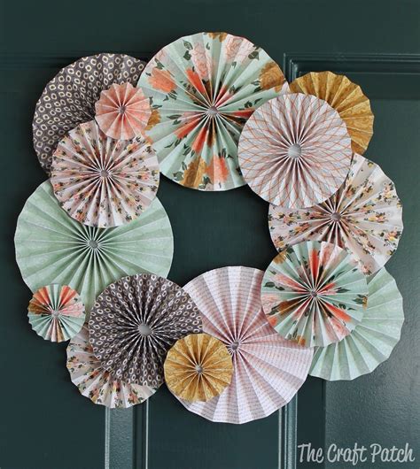 Accordion Fold Paper Wreath | Folded paper flowers, Scrapbook paper projects, Paper wreath