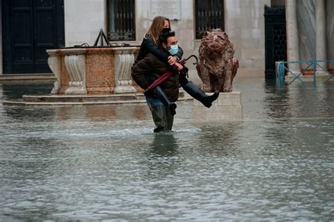 Venice floods before safeguard barriers are activated