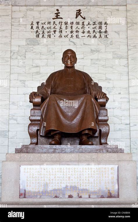 Bronze statue of Chiang Kai-shek in CKS Memorial Hall, Taipei, Taiwan. JMH5644 Stock Photo - Alamy