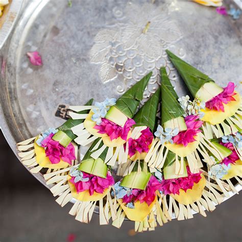 tea cup tea: SMALL OFFERINGS OF BALI: CANANG SARI