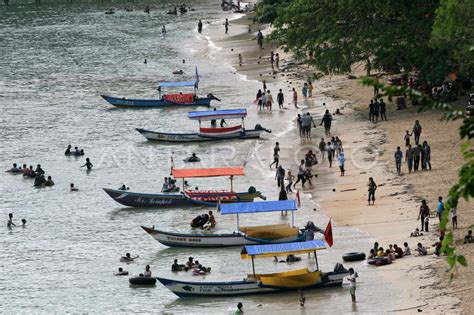 PANTAI PASIR PUTIH | ANTARA Foto