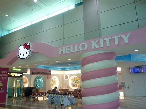 Josefine Dior: Hello Kitty airport