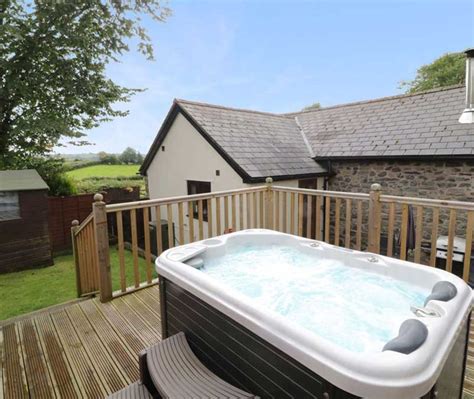 21 Luxury Lodges in Wales with Hot Tubs (from £35 per Night)