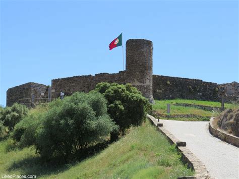 Visitar Aljezur: Roteiro de História, Praias e Surf no Algarve - LikedPlaces