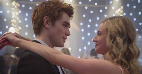 Archie and Betty's Kiss in Riverdale Season 2 | POPSUGAR Entertainment