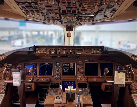 Cockpit of a Delta Airlines 767-400 at Charles De Gaulle : r/aviation