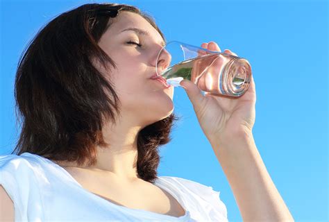 8 Benefits of Drinking Water: How Much to Drink Per Day?