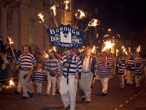 File:Lewes Bonfire, Lewes Borough Bonfire Society.jpg - Wikipedia