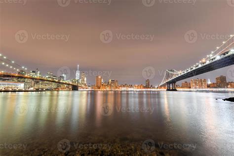 Brooklyn Bridge Park at night 16171436 Stock Photo at Vecteezy