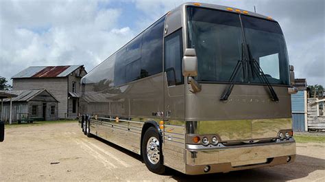 Willie Nelson's tour bus featured on 'Extreme RVs' for Travel Channel