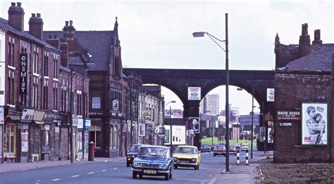 70 Fascinating Vintage Color Photographs That Capture Life in Leeds in ...