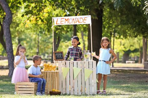 7 best tips for a successful kids' lemonade stand this summer | NewFolks