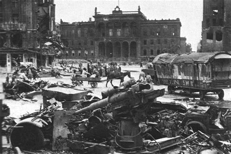 1945, Allemagne, Berlin, Potsdamer Platz, matériel de guerre abandonné | Берлин, Вторая мировая ...