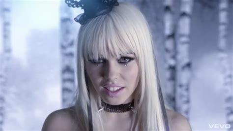 Kerli - Walking On Air (Director's Cut) - YouTube