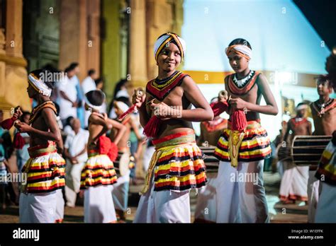 Duruthu Perahera Full Moon Celebrations at Kelaniya Raja Maha Vihara ...