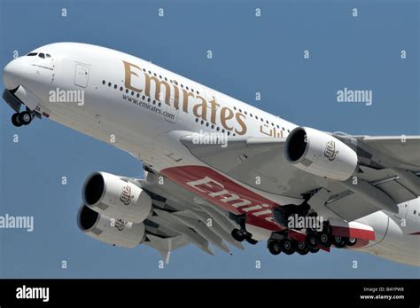 Emirates Airbus A380 super-Jumbo Jet startet von der südlichen Landebahnen von LAX ...