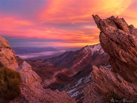 A window to Death valley. A sunset in Death Valley National Park, CA [OC][2000X1500] : r/EarthPorn