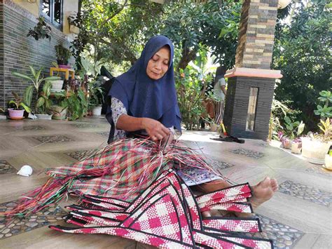 Pertahankan Warisan Leluhur, Warga Kampung Gunungteguh Bawean Hasilkan Kerajinan Anyaman Tikar ...