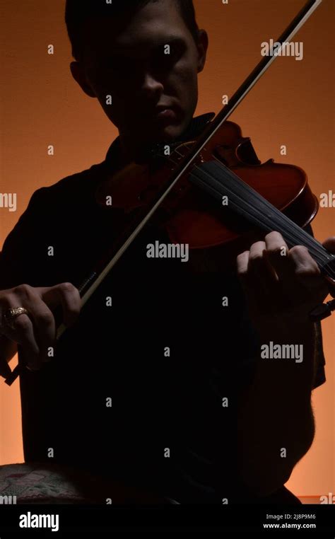 Violin soloist playing his violin Stock Photo - Alamy