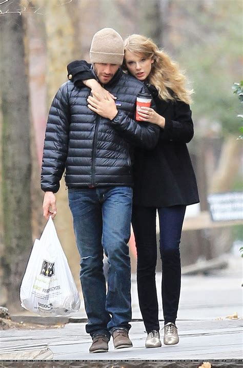 WEIRDLAND: Jake Gyllenhaal with Taylor Swift in Brooklyn - what does he see in her?