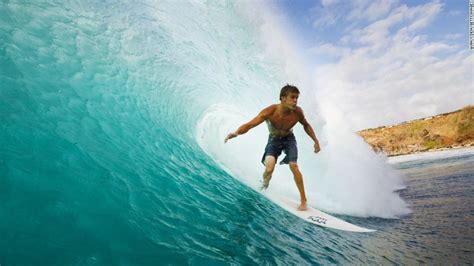 Waves of up to 50 feet pound Hawaii's North Shore - CNN