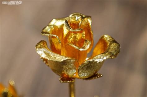 Gold-plated roses prove a hit on Valentine’s Day