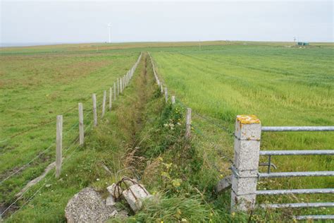 Drainage channel near Einor © Bill Boaden cc-by-sa/2.0 :: Geograph Britain and Ireland