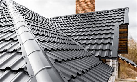 Roofing Installation: Comparing Shingle Options to Metal Roofing