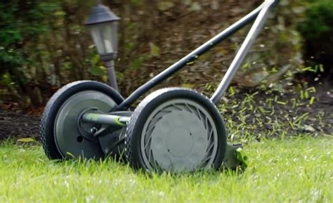 Best Manual Lawn Mower For Your Lawn in 2022