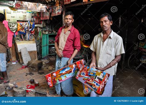 Rickshaw Paining Workshop in Old Dhaka, Bangladesh. Workers in Street ...