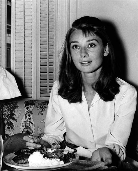 “Eating dinner” Audrey Hepburn. 1950, circa. : r/OldSchoolCelebs