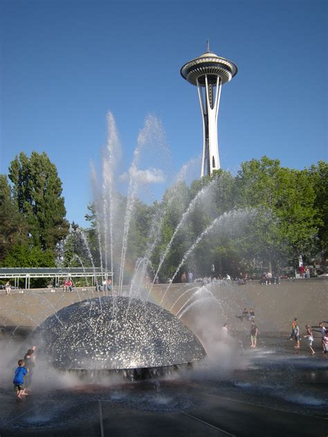 play in the International Fountain at Seattle Center | Urbanismo