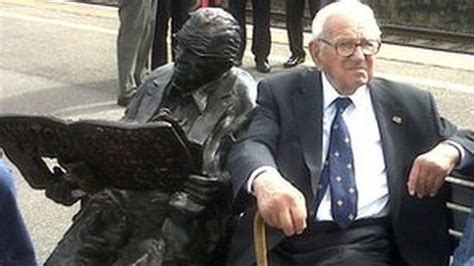 Holocaust Memorial Day: Sir Nicholas Winton's statue lit up - BBC News