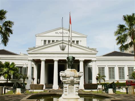 Melihat Koleksi Peninggalan Sejarah di Museum Nasional, Jakarta - Indonesia Kaya