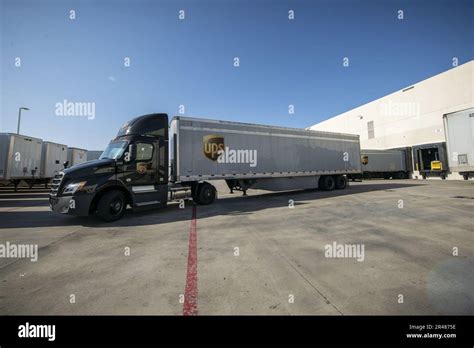 Ups semi truck hi-res stock photography and images - Alamy