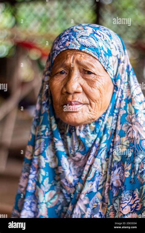 Ambalang Ausalin, master Yakan weaver in Lamitan, Basilan, Philippines ...