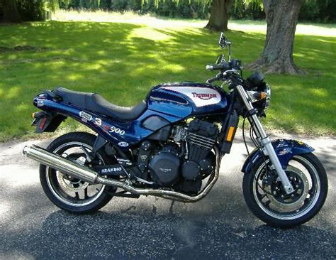 1998 Triumph Trident 900 - Moto.ZombDrive.COM