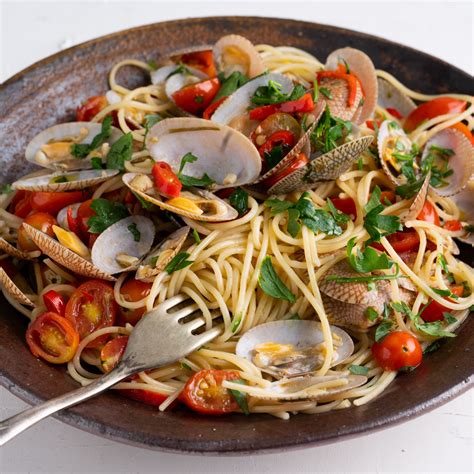 Spaghetti Vongole - EverybodyLovesItalian.com Pasta Appetizers, Seafood Pasta Recipes, Prawn ...