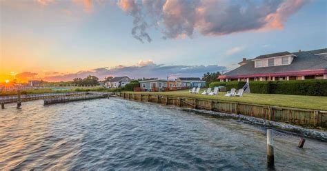 A bayfront Hampton Bays inn & restaurant lists for $4.75M - Curbed Hamptons