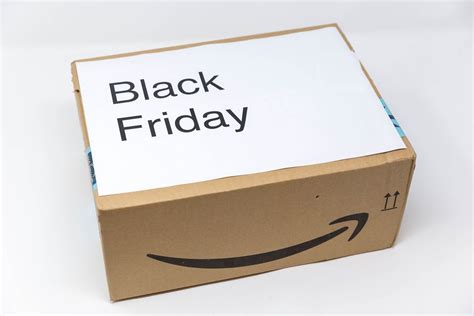 Ein Paket von Amazon mit der Aufschrift Cyber Monday - Creative Commons ...