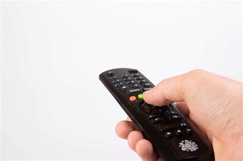 Hand holding tv remote control - Creative Commons Bilder