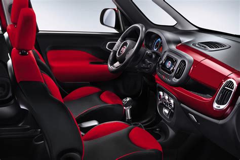 La bella macchina: Fiat 500L interior..