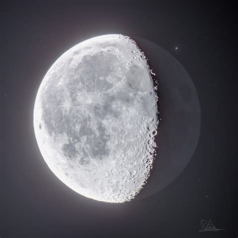 72% Waning Gibbous Moon in HDR : r/astrophotography