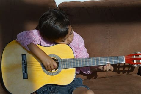 Kids Learn How to Play Guitar Lessons in 10 Steps – Children in Homes ...