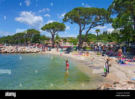 Menschen am Strand von Lazise, Gardasee, Provinz Verona, Italien | People at beach of Lazise ...